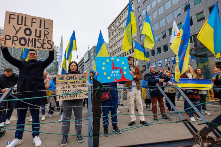 אוקראינים מפגינים בעד סיוע ל אוקראינה במלחמה מול רוסיה מחוץ ל פסגת מנהיגי האיחוד האירופי ב בריסל