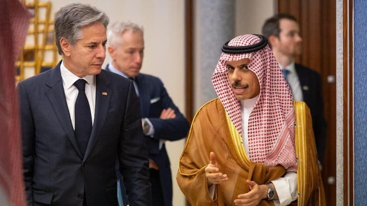 מזכיר המדינה האמריקני אנתוני בלינקן נפגש עם שר החוץ הסעודי פייסל בן פרחאן בסעודיה