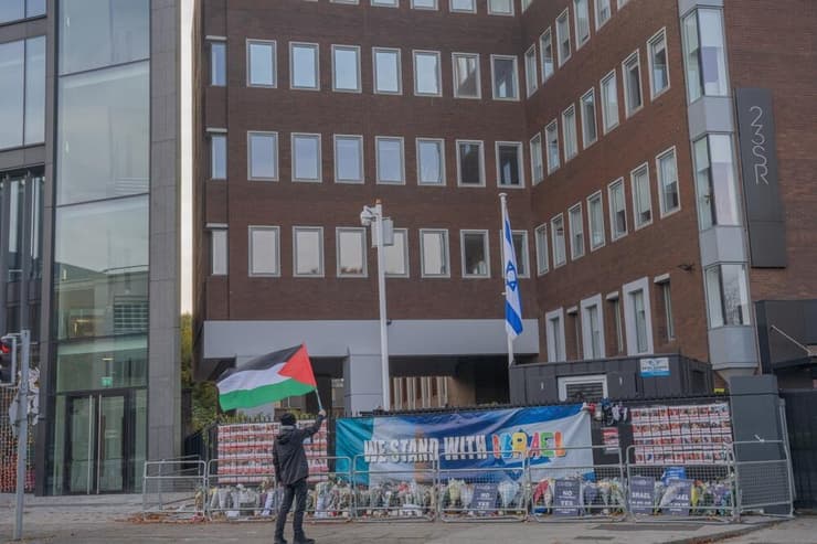 מפגין בודד מול שגרירות ישראל בדבלין