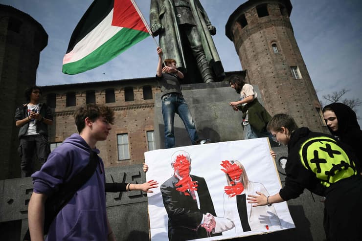תמונות של ראשי ממשלת איטליה וישראל נצבעו באדום. הפגנת סטודנטים נגד ישראל בטורינו