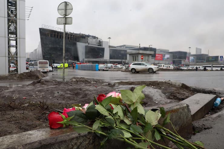 פרחים לזכר הנרצחים סמוך לזירת הפיגוע