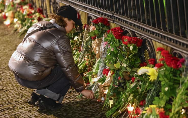 פרחים לזכר נרצחי ה פיגוע מתקפת טרור ב קרסנוגורסק פרברי מוסקבה שהונחו מחוץ לשגרירות רוסיה ב ברלין