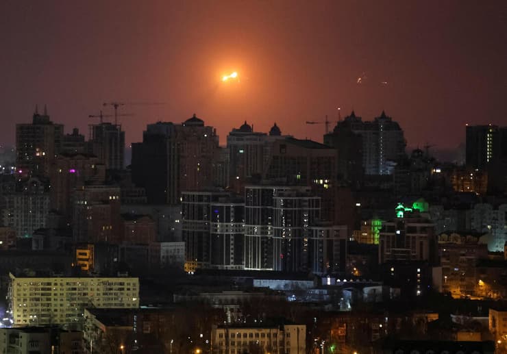 פיצוצים בשמי קייב אוקראינה במהלך מתקפה של טילים ו כטב"מים של רוסיה
