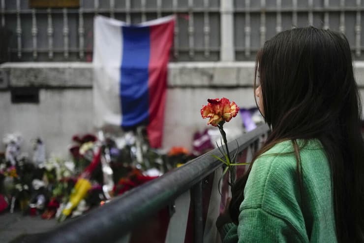 פרחים לזכר נרצחי ה פיגוע מתקפת טרור ב קרסנוגורסק פרברי מוסקבה שהונחו מחוץ לשגרירות רוסיה ב רומא איטליה