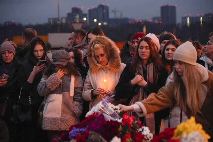 פרחים לזכר נרצחי ה פיגוע מתקפת טרור ב קרסנוגורסק פרברי מוסקבה סמוך לאולם ההופעות קרוקוס סיטי הול שבו התרחש הטבח