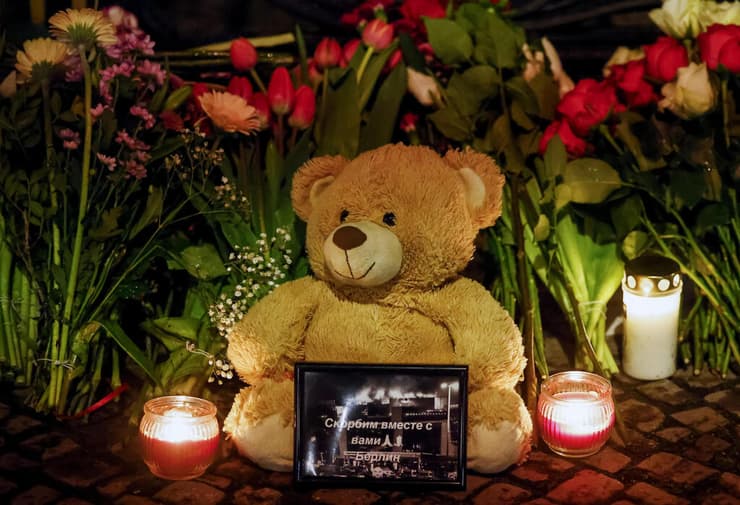 פרחים לזכר נרצחי ה פיגוע מתקפת טרור ב קרסנוגורסק פרברי מוסקבה שהונחו מחוץ לשגרירות רוסיה ב ברלין