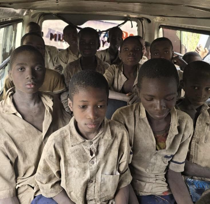 תלמידים ילדים ששוחררו שבועיים אחרי שנחטפו חטיפה מבית ספר במדינת המחוז קדונה ב ניגריה