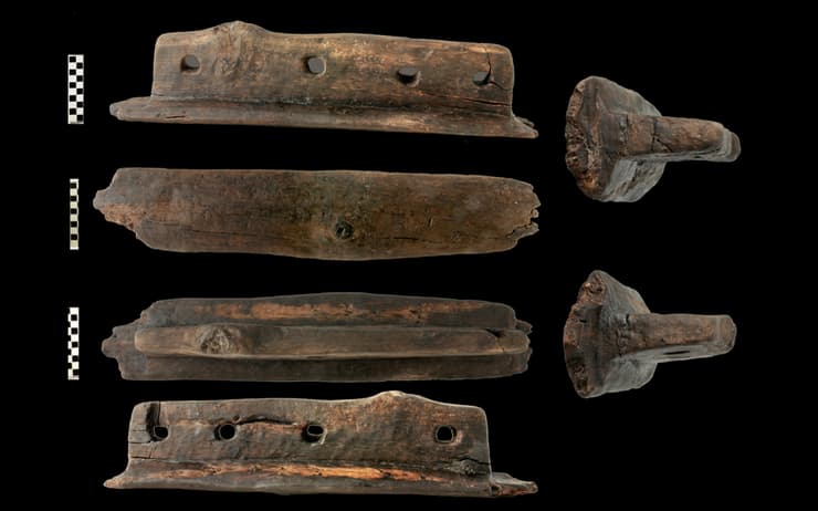 חפצי העץ בצורת T, שחוררו מספר פעמים וסייעו ככל הנראה כדי לאבטח מפרשים או אלמנטים ימיים אחרים באמצעות חבלים