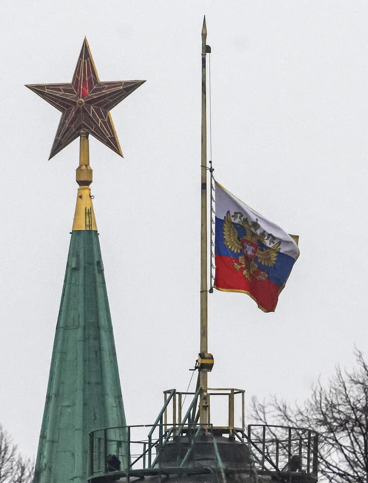 יום אבל ב רוסיה בעקבות מתקפת הטרור פיגוע ב קרסנוגורסק ב פרברי מוסקבה הורדת דגל לחצי התורן מעל ה קרמלין