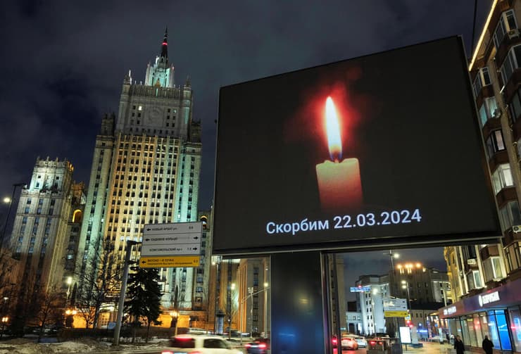 שלט לזכר הנרצחים ב מוסקבה יום אבל ב רוסיה בעקבות מתקפת הטרור פיגוע ב קרסנוגורסק