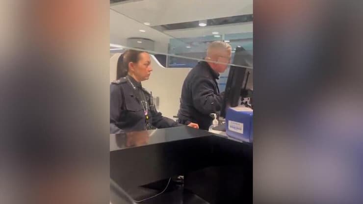 פקידי ההגירה מעכבים את ניצולי הנובה בשדה התעופה במנצ'סטר, אנגליה