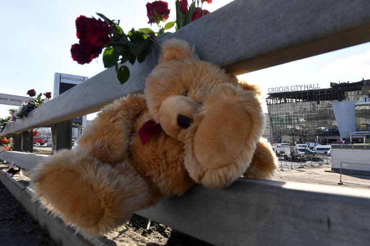 רוסיה מתקפת טרור ליד מוסקבה פרחים ליד אולם המופעים