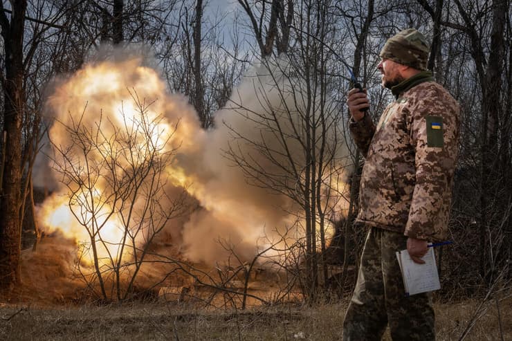 צבא אוקראינה יורה לעבר ה כוחות הרוסיים ליד בחמוט