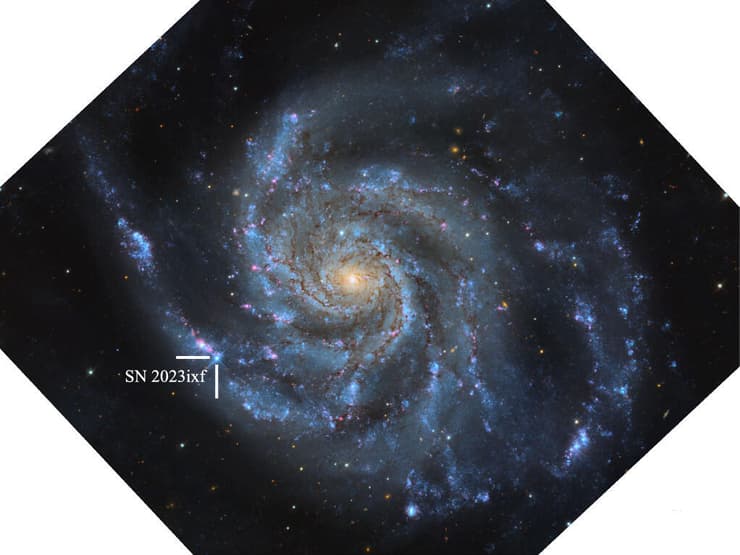 הנצנוץ הבוהק הוא הסופרנובה SN 2023ixf בגלקסיית השבשבת. התמונה מתבססת על נתונים טלסקופיים שהתקבלו ב-20, 21 ו-22 במאי 