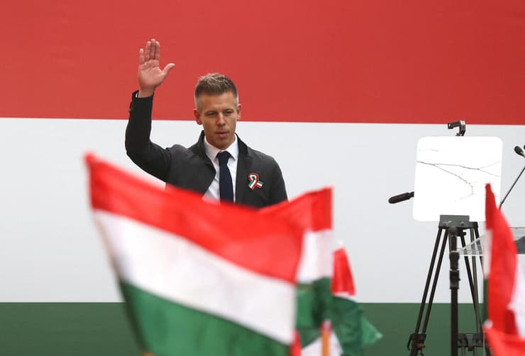 הונגריה פטר מגייאר מקורב לשעבר ל ויקטור אורבן מציג עצמו כ חושף שחיתויות הפגנת אלפים ב-15 במרץ