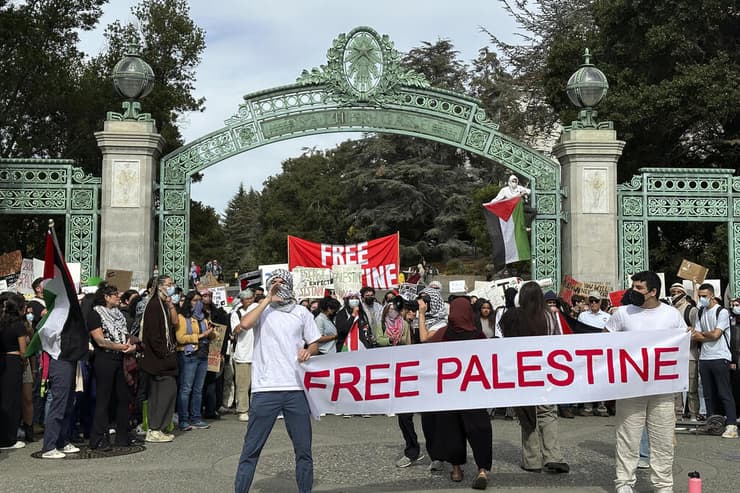 סטודנטים פרו-פלסטיניים מפגינים באוניברסיטת קליפורניה