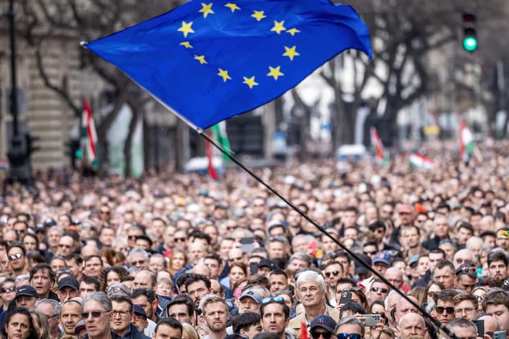 הונגריה פטר מגייאר מקורב לשעבר ל ויקטור אורבן מציג עצמו כ חושף שחיתויות הפגנת אלפים ב-15 במרץ
