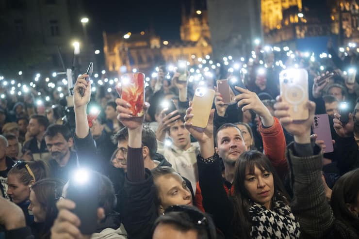 הונגריה פטר מגייאר מקורב לשעבר ל ויקטור אורבן מציג עצמו כ חושף שחיתויות הפגנת אלפים ב בודפשט
