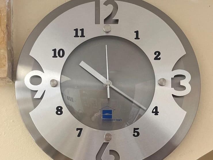 Une horloge dans la maison de feu Lon Kudryashov ne fonctionne plus