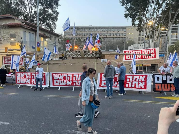 טנק לוחמי כיפור הפגנה מחאה בקפלן תל אביב להשבת החטופים