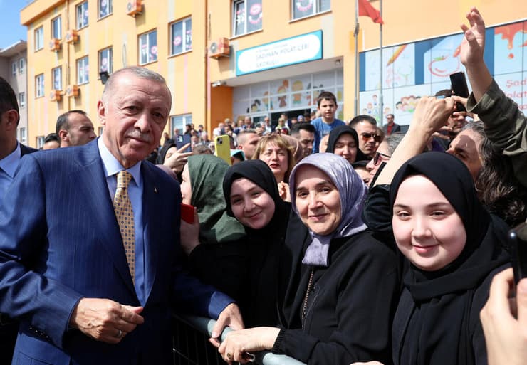 טורקיה רג'פ טאיפ ארדואן אחרי שהצביע איסטנבול בחירות לרשויות המקומיות