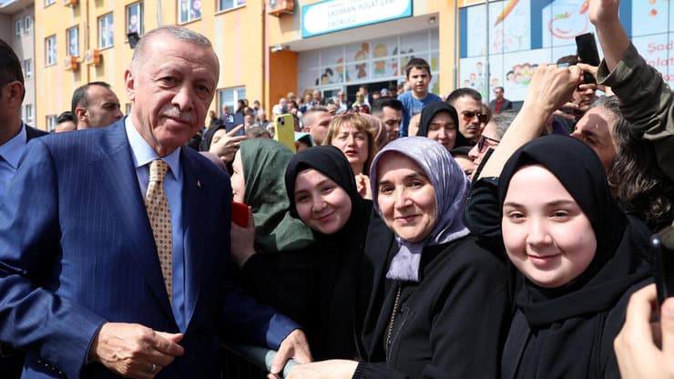טורקיה רג'פ טאיפ ארדואן אחרי שהצביע איסטנבול בחירות לרשויות המקומיות