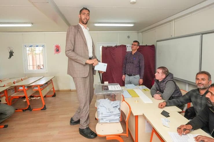 טורקיה סולטאן קוסן האיש הגבוה בעולם מצביע ב בחירות מקומיות