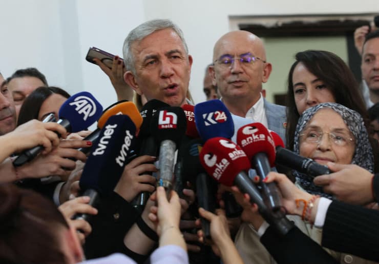 טורקיה מנסור יבאס ראש העיר אנקרה מצביע בחירות לעירייה