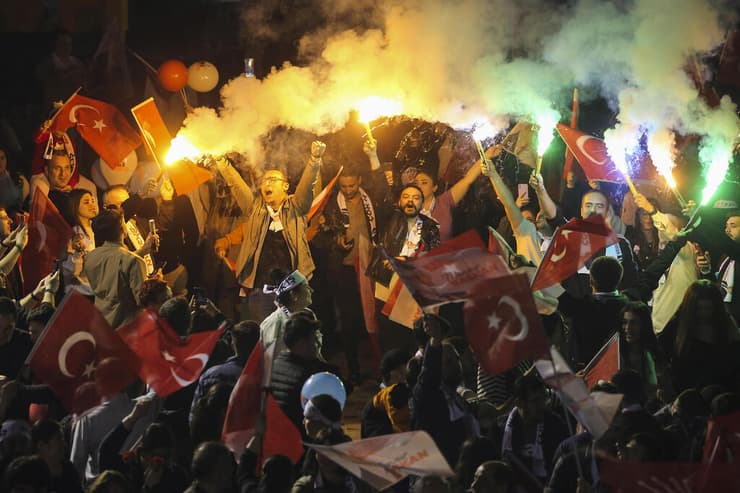טורקיה תומכי מפלגת האופוזיציה CHP חוגגים ניצחון בבחירות המקומיות ב אנקרה
