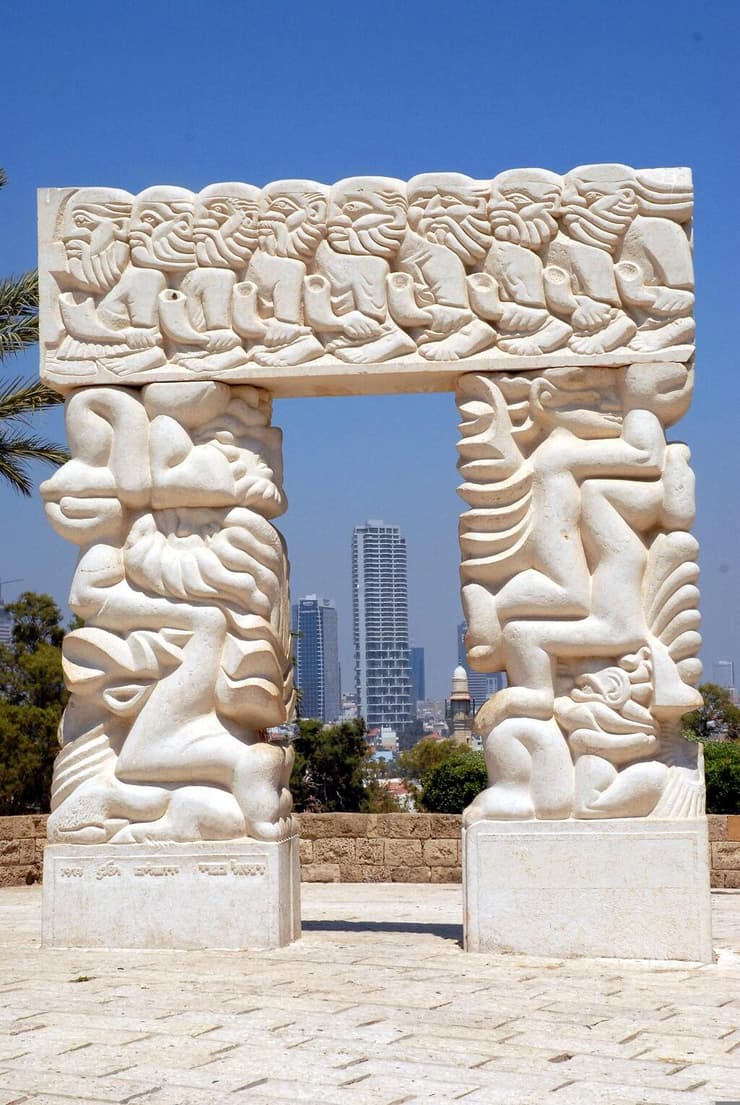 פסל "שער האמונה" ביפו, מעשה ידי דניאל כפרי