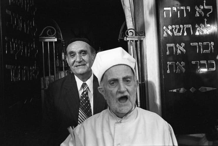 הרב של בית הכנסת היהודי באלכסנדריה, בעת תפילה שנערכה בשנת 1979