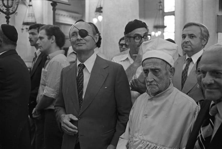 משה דיין בביקור שערך בבית הכנסת היהודי באלכסנדריה בשנת 1979
