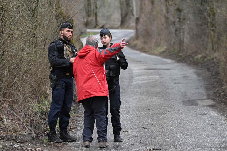 שוטרים בכפר לה ורנה ב צרפת ב הרי האלפים אלפים שם אותרו שרידי גופת הילד אמיל סוליי 31 במרץ