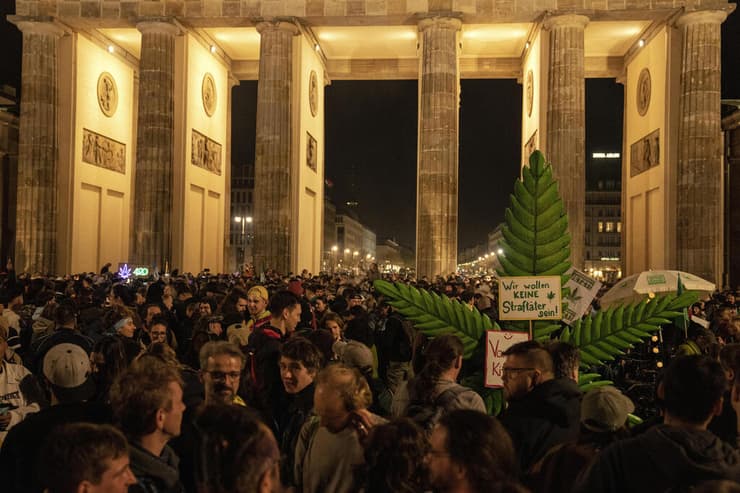 גרמניה לגליזציה מסיבת קנאביס מריחואנה ברלין שער ברנדנבורג