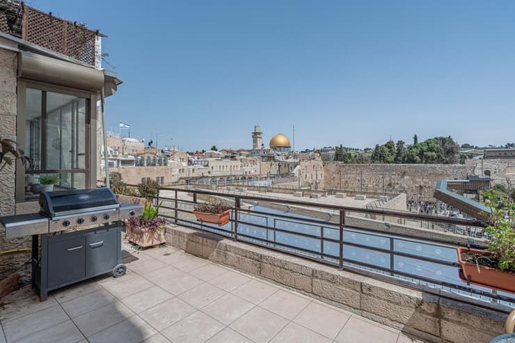 המרפסת בדירת היוקרה מול הכותל בירושלים 