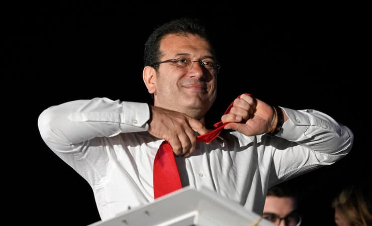טורקיה ראש העיר איסטנבול אכרם אימאמאולו חוגג ניצחון בחירות מקומיות