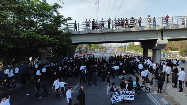 החרדים חוסמים את כביש 4 במחאה נגד חוק הגיוס