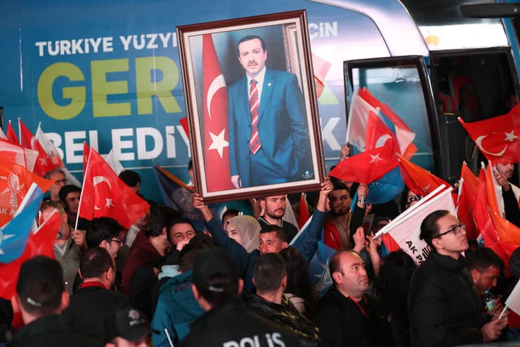 טורקיה תומכי מפלגת השלטון AK ו רג'פ טאיפ ארדואן מטה המפלגה אחרי הפסד בחירות מקומיות אנקרה