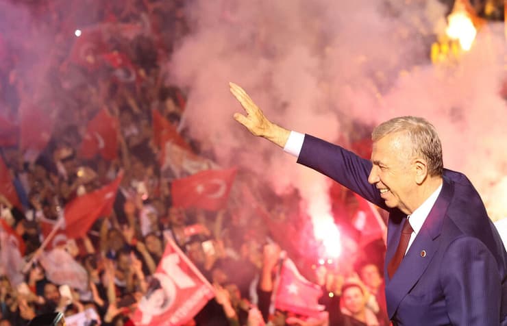 טורקיה ראש העיר אנקרה מנסור יבאש נאום ניצחון מול תומכים בחירות מקומיות