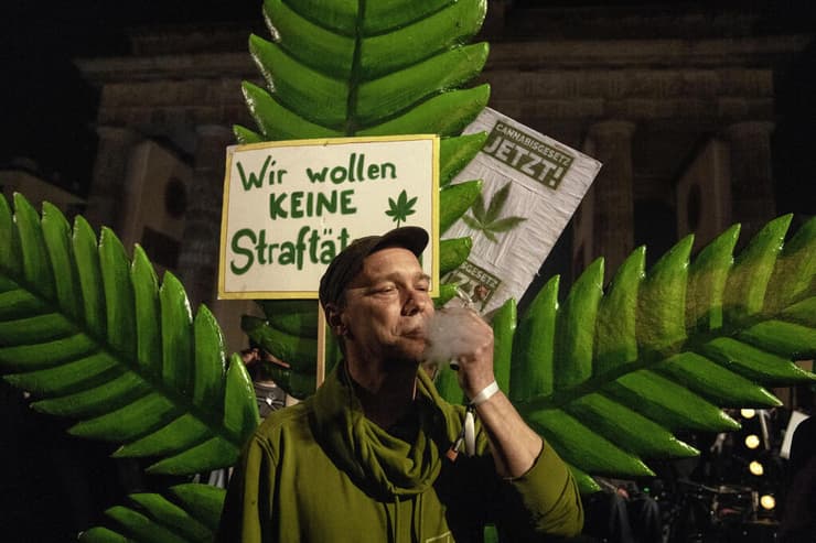 גרמניה לגליזציה מסיבת קנאביס מריחואנה ברלין שער ברנדנבורג על השלט כתוב אנחנו לא רוצים להיות עבריינים