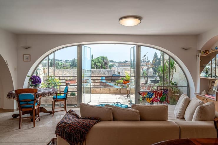 הסלון והמטבח בדירת היוקרה מול הכותל בירושלים 