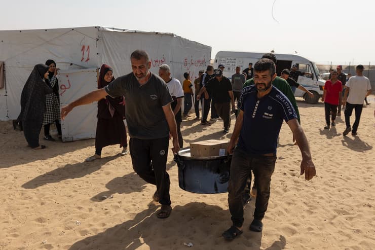עובדי ארגון הסיוע WCK במתחם חלוקת מזון באזור חאן יונס רצועת עזה ארכיון סיוע הומניטרי