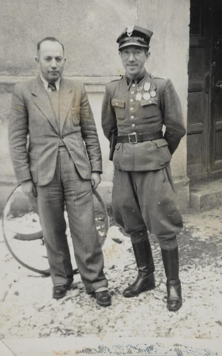 דוד רושצקי במדי חייל בצבא האדום, עם אחיו יהודה לאון רושצקי ששרד את המחנות, 1946