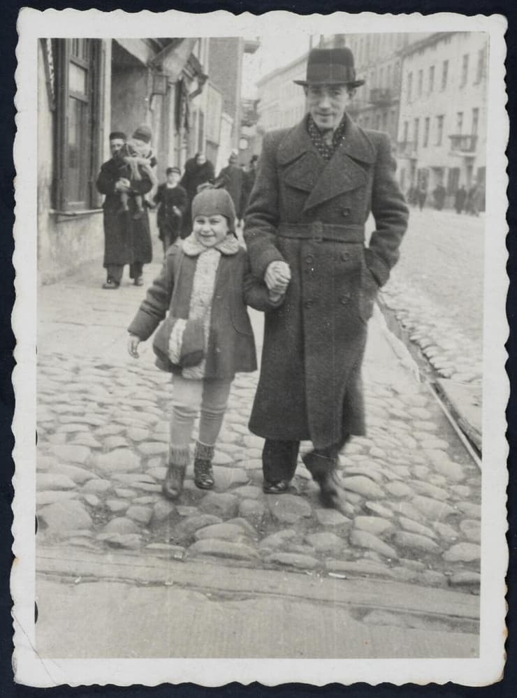 רות רושצקי עם הדוד דוד רושצקי (אבא של מרים תמרי) לפני המלחמה