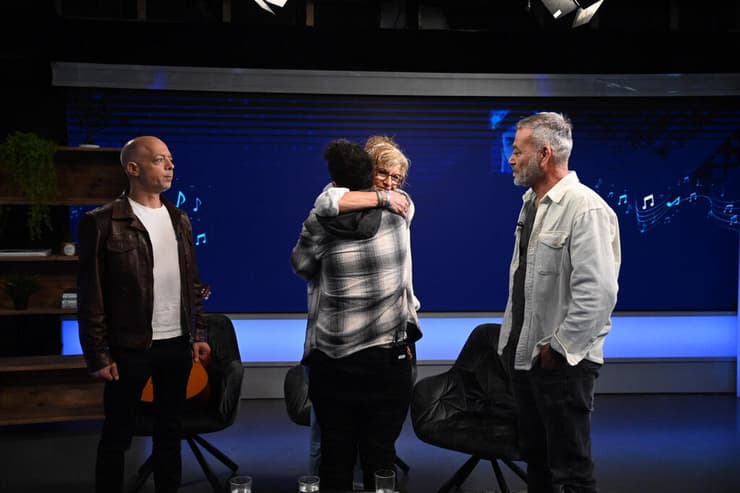 מירב בוסקילה, אמו של ירדן בוסקילה ז"ל, מתחבקת עם הזמר ישראל בר-און בפרויקט "לבכות לכם"