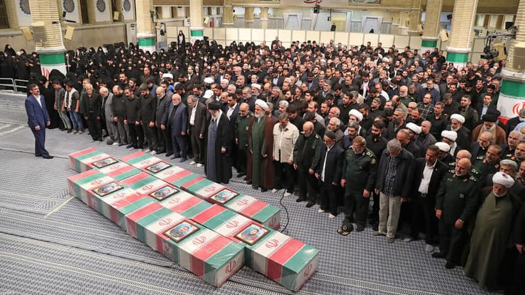 הטקס בטהרן שבו התפללו חמינאי ובכירי משטר האייתוללות מעל ארונות הבכירים שחוסלו