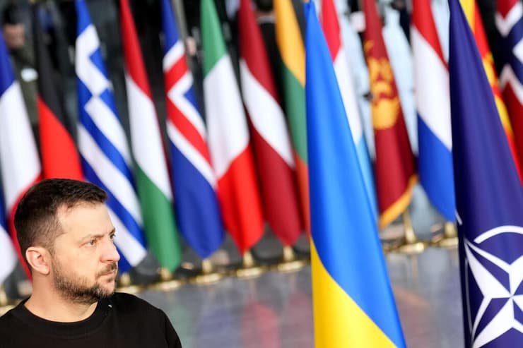 נשיא אוקראינה וולודימיר זלנסקי תמונת ארכיון דגלי חברות נאט"ו