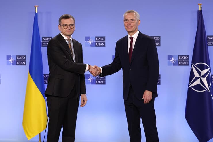 מזכ"ל נאט"ו ינס סטולטנברג חגיגות 75 שנה ל נאט"ו מטה בריסל עם שר החוץ של אוקראינה דמיטרי קולבה