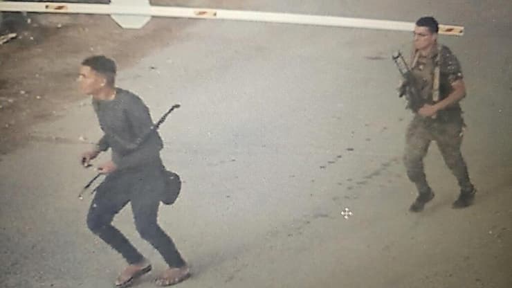 מחבלים פולשים לניר עוז ב-7 באוקטובר, כפי שתועדו במצלמות האבטחה (מתוך מצלמות אבטחה - קיבוץ ניר עוז) תיעוד מתוך מצלמות האבטחה בטבח ה-7 באוקטובר בקיבוץ ניר עוז