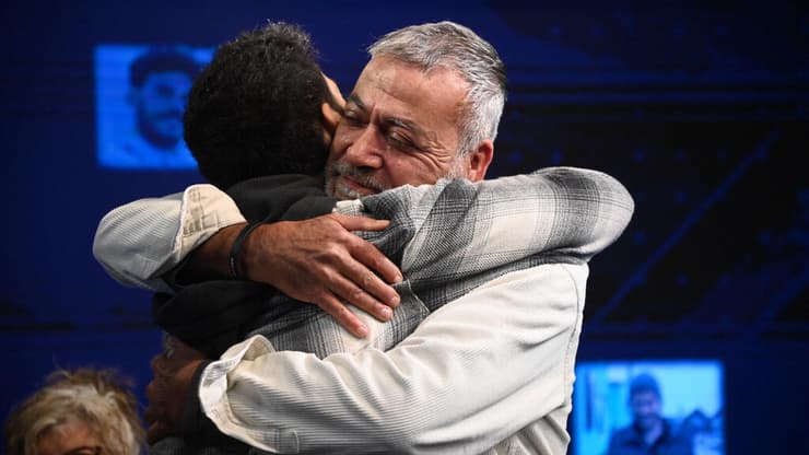 שמעון בוסקילה, אביו של ירדן בוסקילה ז"ל, מתחבק עם הזמר ישראל בר-און בפרויקט "לבכות לכם"